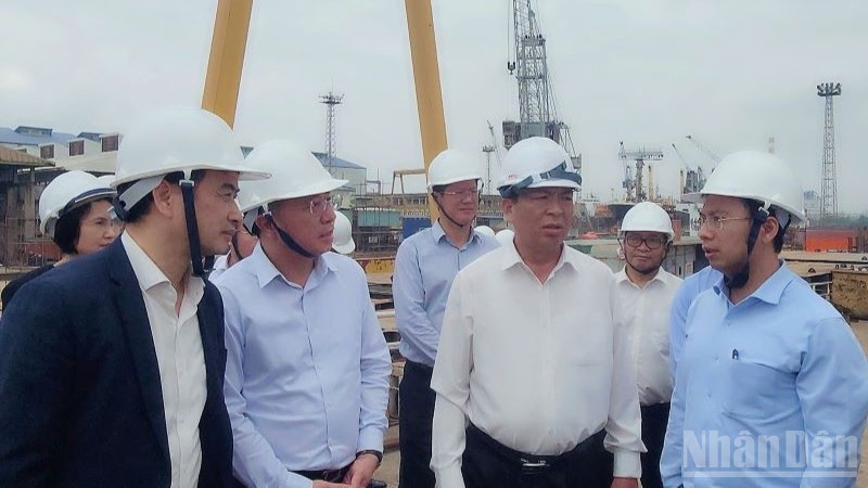 Bộ trưởng Xây dựng Trần Hồng Minh (thứ hai từ trái sang) nghe lãnh đạo các đơn vị đóng tàu báo cáo tình hình khó khăn do việc điều chỉnh quy hoạch gây ra.