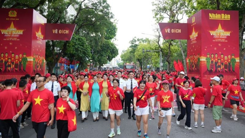 Hơn 200 cán bộ, nhân viên của Vietnam Airlines trực tiếp tham gia đi bộ tại các điểm cầu khắp cả nước, thể hiện tinh thần gắn kết và trách nhiệm xã hội.