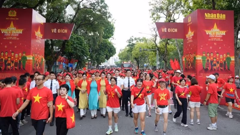 Hơn 200 cán bộ, nhân viên của Vietnam Airlines trực tiếp tham gia đi bộ tại các điểm cầu khắp cả nước, thể hiện tinh thần gắn kết và trách nhiệm xã hội.