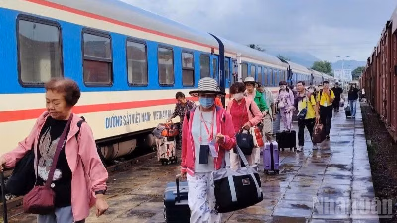 Kỳ nghỉ Tết Dương lịch kéo dào 4 ngày, dự kiến nhu cầu đi lại của người dân tăng đột biến.