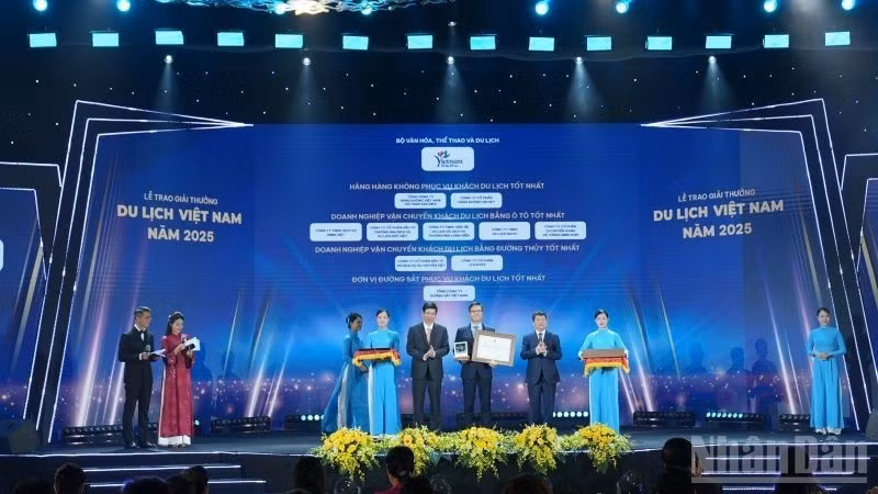 Vietnam Airlines vinh dự đón nhận giải thưởng “Hãng hàng không phục vụ khách du lịch tốt nhất” tại Lễ trao Giải thưởng Du lịch Việt Nam 2025.