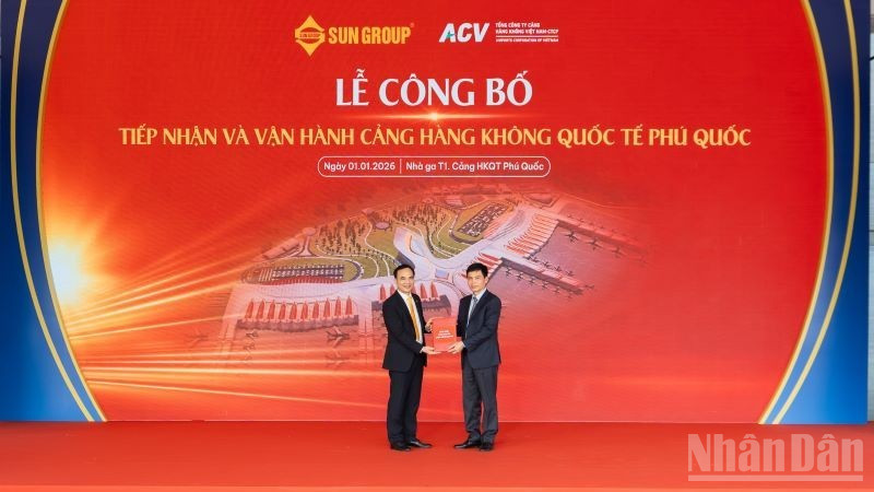 Đại diện Công ty cổ phần Cảng hàng không Mặt trời (SAC, đơn vị thành viên thuộc Tập đoàn Sun Group), chính thức đón nhận Giấy phép kinh doanh Cảng hàng không từ Thứ trưởng Xây dựng Lê Anh Tuấn.