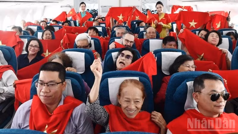 Hình ảnh toàn cảnh cabin rực rỡ sắc đỏ và không khí đoàn kết, tự hào - dấu ấn khó quên của hành trình đặc biệt.