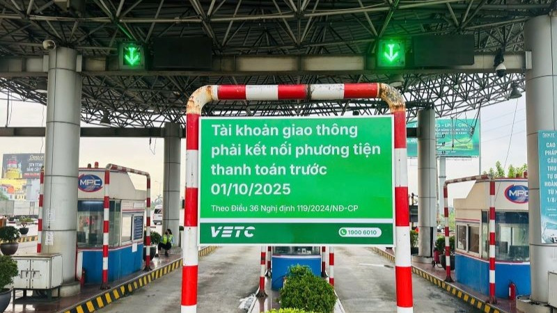 Bảng hiệu tuyên truyền cho các chủ phương tiện thực hiện chuyển đổi từ tài khoản thu phí sang tài khoản giao thông.