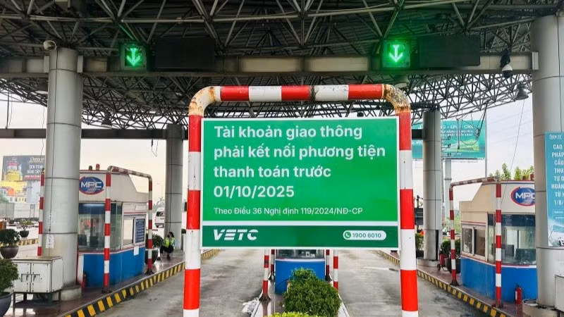 Bảng hiệu tuyên truyền cho các chủ phương tiện thực hiện chuyển đổi từ tài khoản thu phí sang tài khoản giao thông.