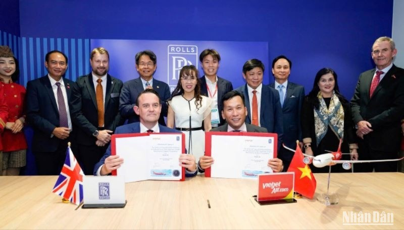 Vietjet và Rolls-Royce ký kết đặt hàng thêm 40 động cơ Trent 7000 dành cho đội bay A330neo.