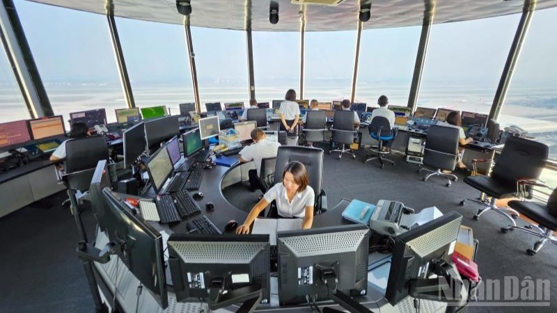 Kíp trực kiểm soát không lưu điều hành bay tại Cảng Hàng không quốc tế Nội Bài.