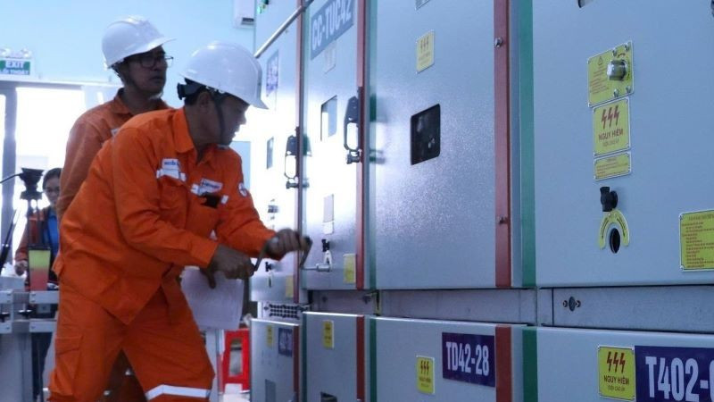 Lực lượng chức năng vừa đấu nối thành công hệ thống điện từ trạm biến áp 110kV Cảng hàng không quốc tế Long Thành (Đồng Nai) đến trạm tiếp nhận nguồn 22kV.