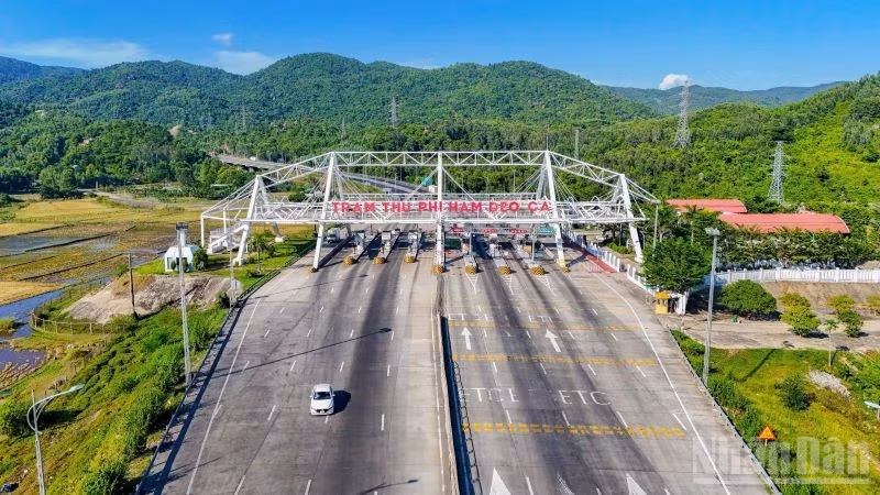 Từ ngày 8/10/2025, Tập đoàn Đèo Cả sẽ miễn phí đường bộ cho tất cả các đoàn xe cứu trợ của các địa phương khắc phục hậu quả cơn bão số 10 và 11 khi đi qua các trạm thu phí do tập đoàn quản lý, vận hành.