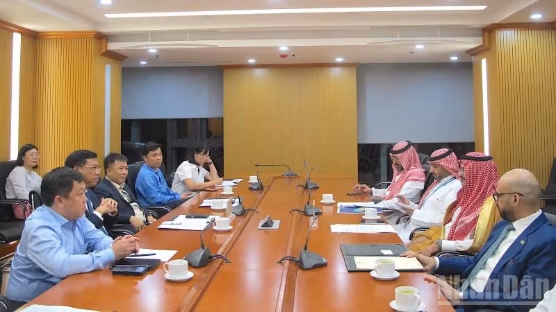 Thứ trưởng Xây dựng Nguyễn Xuân Sang tiếp và làm việc với ông Musa bin Ahmed Al-Barqi, Thứ trưởng Giao thông vận tải và dịch vụ logistics Saudi Arabia.