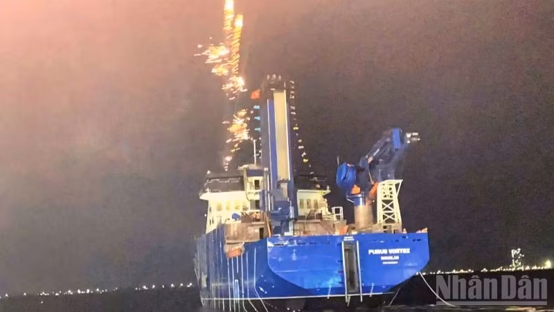 Công ty đóng tàu Hạ Long (đơn vị thành viên của Tổng công ty Công nghiệp tàu thủy-SBIC) hạ thủy thành công tàu dịch vụ điện gió ngoài khơi CSOV 9020-YN552211 vào lúc 19 giờ 15 phút ngày 8/4.