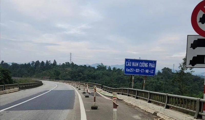 Cầu Nam Cường trên tuyến cao tốc Nội Bài-Lào Cai bị sụt trượt, nứt gãy hư hỏng, đe dọa gây mất an toàn giao thông, cần sớm được sửa chữa, khôi phục.