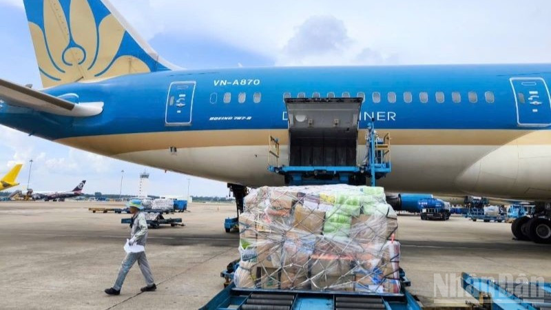 Hãng hàng không Vietnam Airlines miễn toàn bộ cước vận chuyển, phụ thu nhiên liệu và các khoản phí liên quan, đồng thời được ưu tiên xếp tải hàng hóa hỗ trợ đồng bào bão lụt miền trung trên các chuyến bay của hãng.