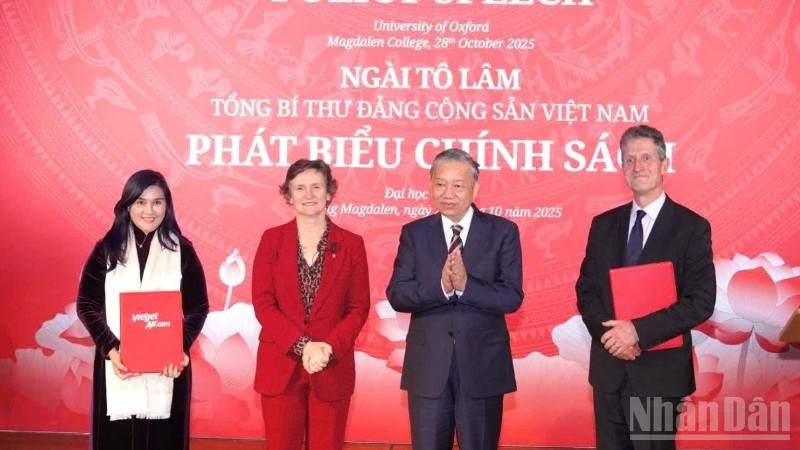 Tổng Bí thư Tô Lâm và Giáo sư Irene Tracey, Hiệu trưởng Đại học Oxford chứng kiến Phó Tổng giám đốc Vietjet Hồ Ngọc Yến Phương (ngoài cùng bên trái) và Giáo sư Myles Allen, Giám đốc Trung tâm Oxford Net Zero, ĐH Oxford (ngoài cùng bên phải) trao văn kiện công bố kết quả công trình nghiên cứu Net Zero Carbon.
