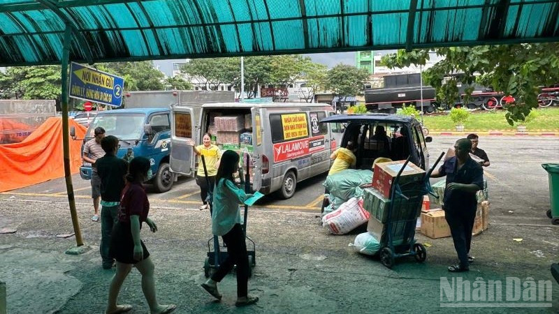 Tổng Công ty Đường sắt Việt Nam tiếp tục triển khai chương trình vận chuyển miễn phí hàng hóa cứu trợ cho các tỉnh miền trung đang chịu thiệt hại nặng do mưa lũ.