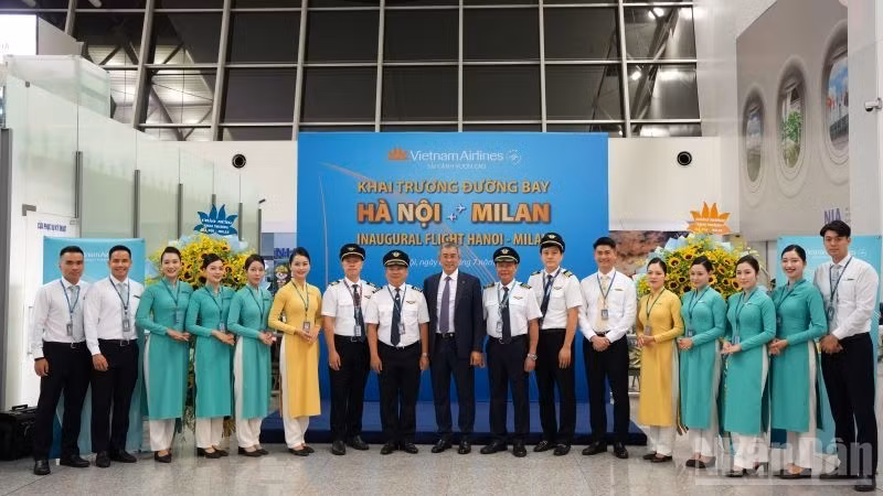 Phi hành đoàn của chuyến bay khai trương Hà Nội-Milan.