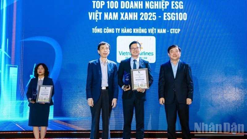 Tiến sĩ Võ Trí Thành, Giáo sư, Tiến sĩ Trần Thọ Đạt trao giải Tốp 100 ESG Việt Nam Xanh 2025 cho đại diện Vietnam Airlines.