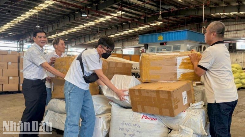 Hãng hàng không Vietnam Airlines tiếp tục triển khai chương trình tiếp nhận và vận chuyển miễn phí hàng hóa hỗ trợ vùng lũ lụt trên các chuyến bay.