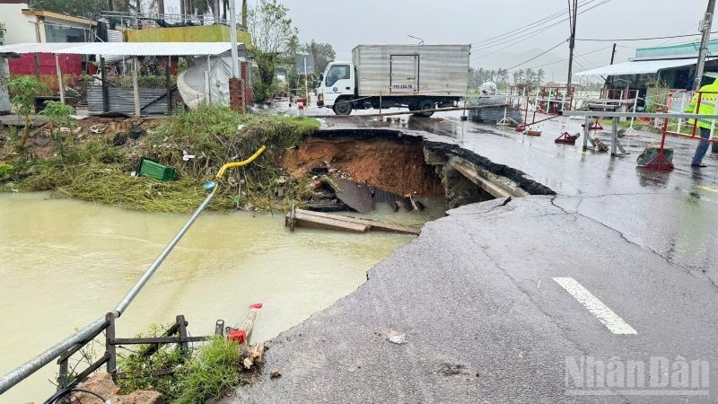 Đến 12 giờ ngày 23/11, vẫn còn 19 vị trí trên các tuyến quốc lộ do địa phương quản lý bị tắc đường do mưa lũ.