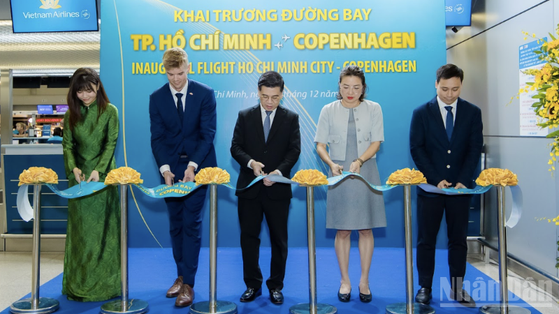 Vietnam Airlines cắt băng khai trương đường bay Thành phố Hồ Chí Minh-Copenhagen với sự tham gia của đại diện các đơn vị liên quan.
