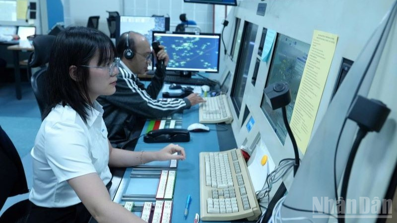 Kiểm soát viên không lưu điều hành bay tại khu vực sân bay Tân Sơn Nhất.