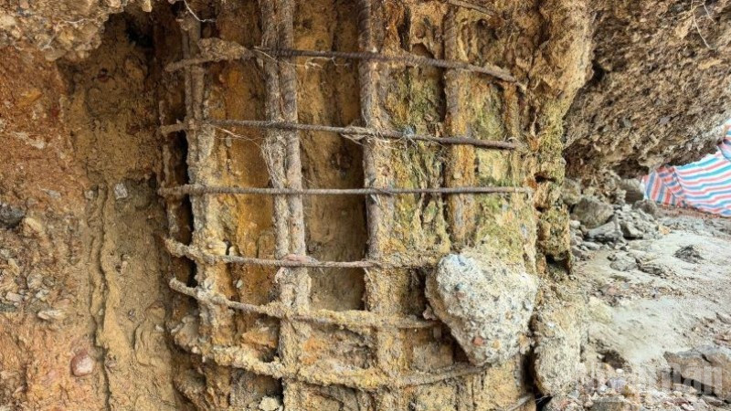 Nhiều cọc bê-tông trụ cầu Sông Lô bị lộ cốt thép, mất hoàn toàn lớp bê-tông bảo vệ.