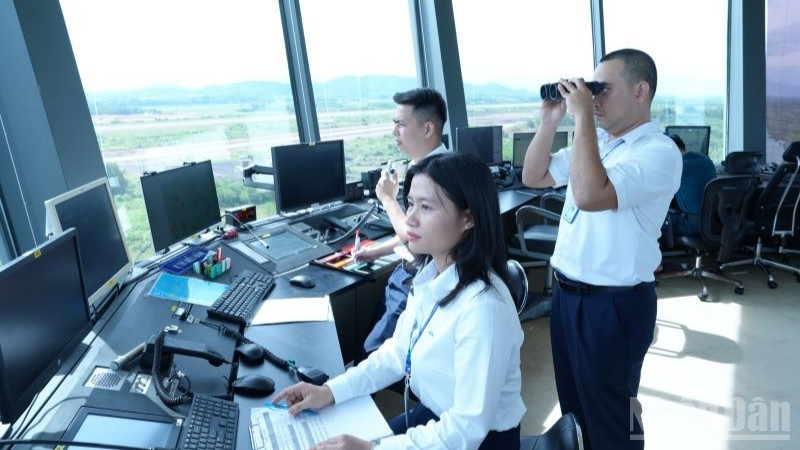 Kíp trực Đài Kiểm soát không lưu Phù Cát.