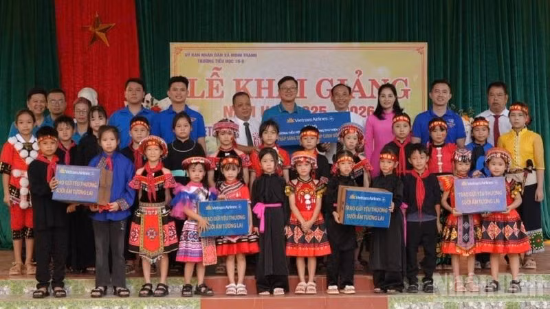 Vietnam Airlines trao tặng hệ thống thư viện và chăn ấm cho học sinh Trường Tiểu học 19-8, xã Minh Thanh, tỉnh Tuyên Quang.