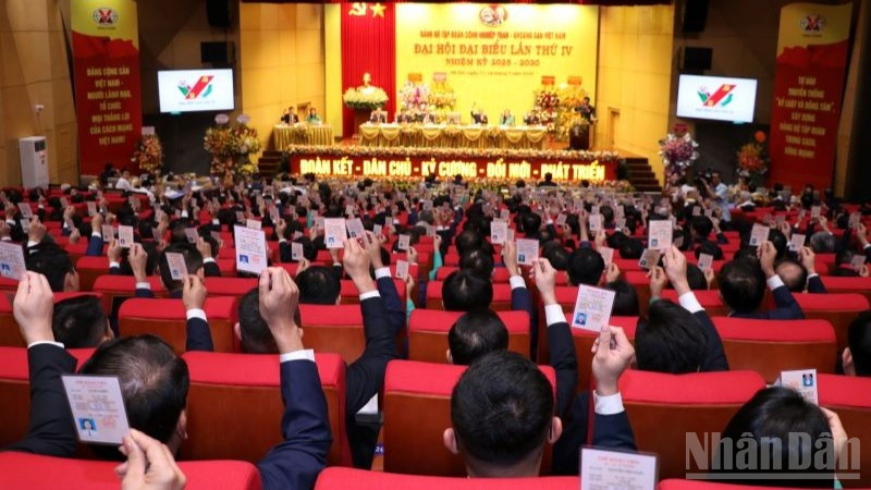 Các đại biểu tiến hành biểu quyết một số nhiệm vụ trọng tâm.