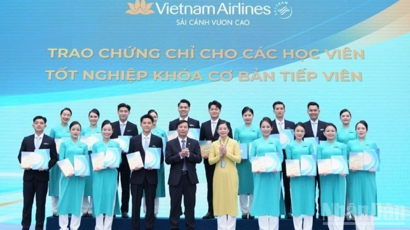 El momento de la entrega del certificado de graduación del curso básico de auxiliar de vuelo, uno de los momentos más destacados del programa del Festival, demuestra los esfuerzos de Vietnam Airlines por formar recursos humanos de alta calidad.