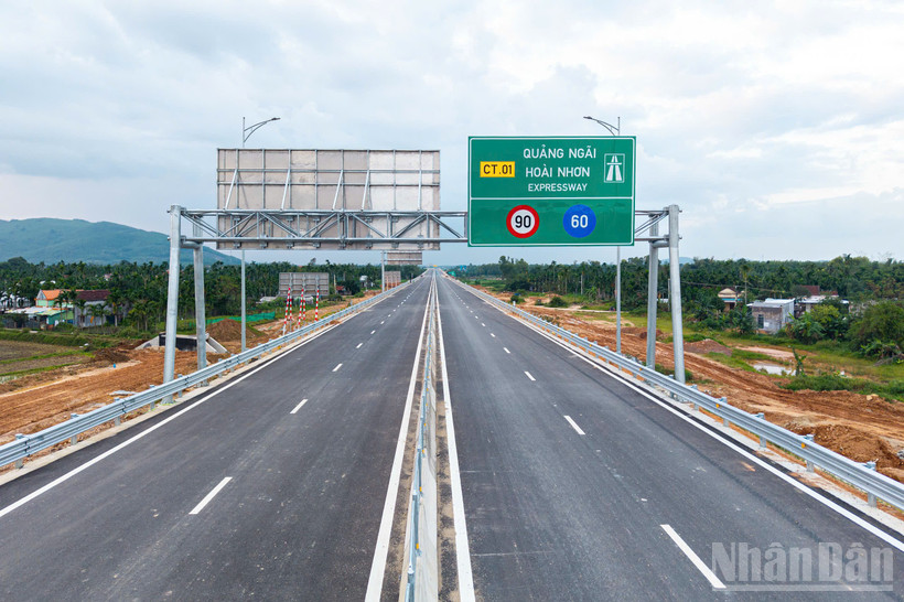 Đoạn tuyến cao tốc Quảng Ngãi-Hoài Nhơn tuy đã hoàn thành thi công song vẫn chưa thể đưa vào khai thác do "tắc" khâu nghiệm thu.