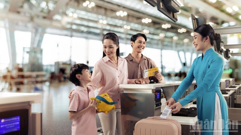 Hãng hàng không Vietnam Airlines khuyến nghị hành khách chủ động mua vé sớm và chỉ mua vé qua các kênh chính thức của hãng nhằm bảo đảm quyền lợi, tránh rủi ro vé giả, vé bị nâng giá hoặc các hành vi lừa đảo.