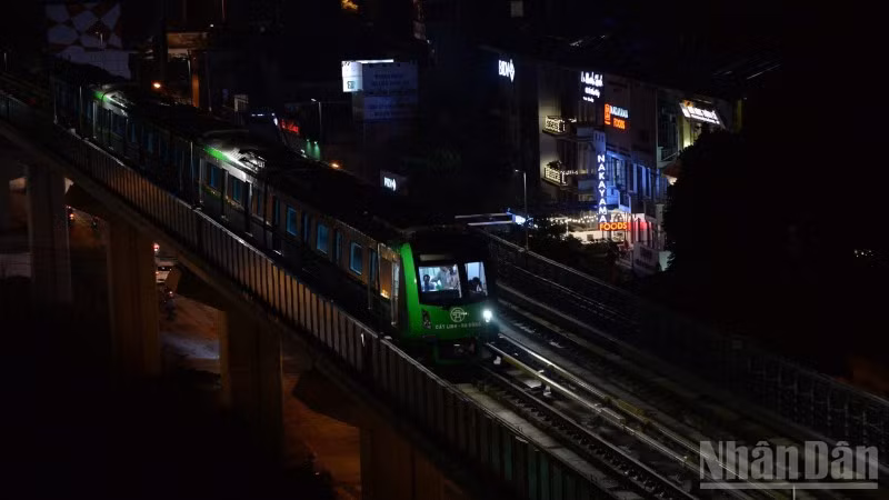 Công ty trách nhiệm hữu hạn Một thành viên Đường sắt Hà Nội (Hà Nội Metro) điều chỉnh thời gian giờ cao điểm và áp dụng biểu đồ chạy tàu mới trên cả 2 tuyến đường sắt đô thị Cát Linh-Hà Đông và Nhổn-Ga Hà Nội từ ngày 9/2.