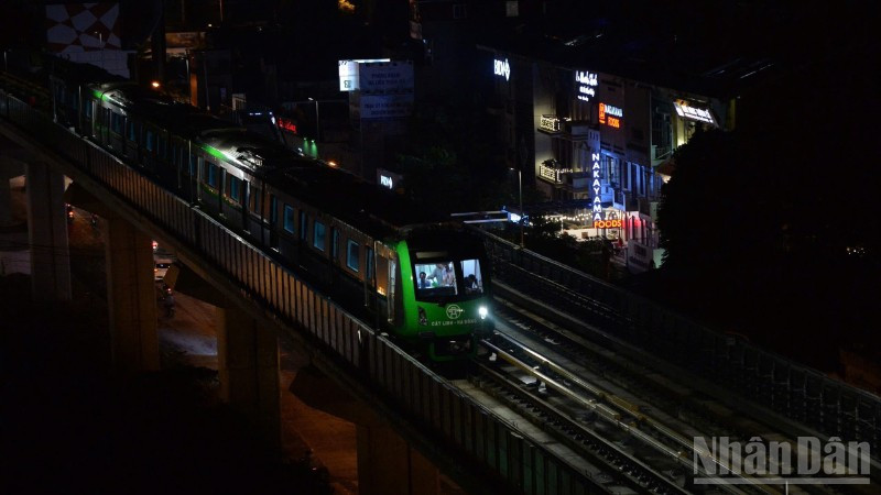 Công ty trách nhiệm hữu hạn Một thành viên Đường sắt Hà Nội (Hà Nội Metro) điều chỉnh thời gian giờ cao điểm và áp dụng biểu đồ chạy tàu mới trên cả 2 tuyến đường sắt đô thị Cát Linh-Hà Đông và Nhổn-Ga Hà Nội từ ngày 9/2.