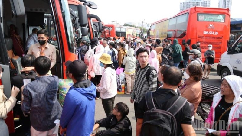 Bộ Xây dựng đề nghị các địa phương yêu cầu doanh nghiệp vận tải kê khai, niêm yết và bán đúng giá niêm yết; xử lý nghiêm trường hợp vi phạm. (Ảnh minh họa).