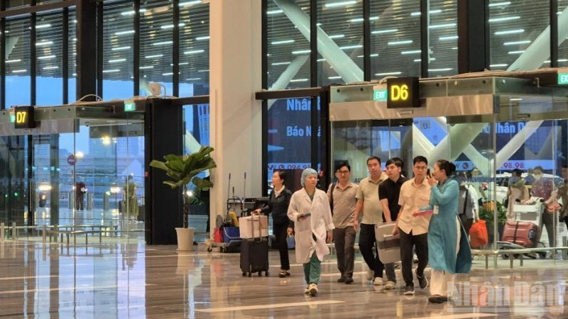 Tạng hiến được chuyển từ bệnh viện Nhân dân Gia Định đến sân bay Tân Sơn Nhất bay ra Huế trên chuyến bay Vietnam Airlines sáng sớm 29/6.