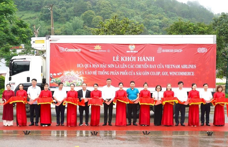 Lễ khởi hành đưa sản phẩm mận hậu Sơn La lên các chuyến bay của Vietnam Airlines.