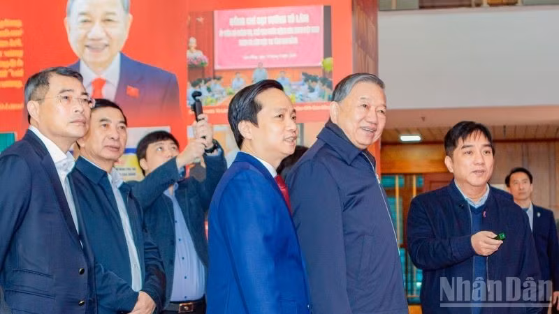 Ông Hồ Minh Hoàng, Chủ tịch Tập đoàn Đèo Cả báo cáo với Tổng Bí thư Tô Lâm và đoàn đại biểu tại triển lãm 10 sự kiện nổi bật tỉnh Cao Bằng.