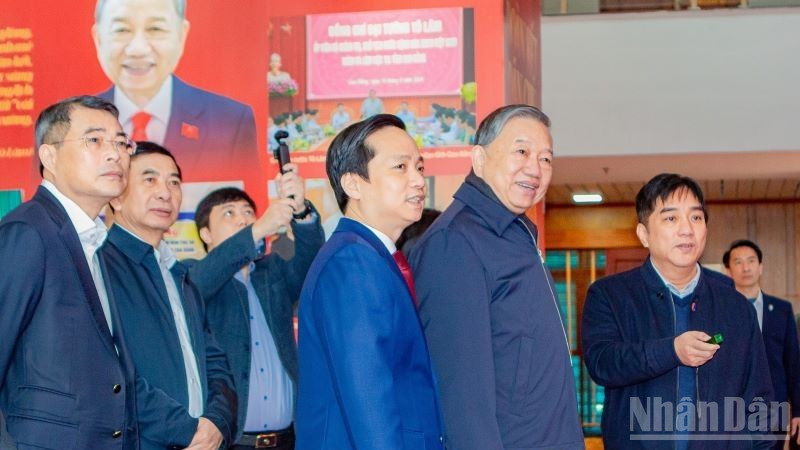 Ông Hồ Minh Hoàng, Chủ tịch Tập đoàn Đèo Cả báo cáo với Tổng Bí thư Tô Lâm và đoàn đại biểu tại triển lãm 10 sự kiện nổi bật tỉnh Cao Bằng.