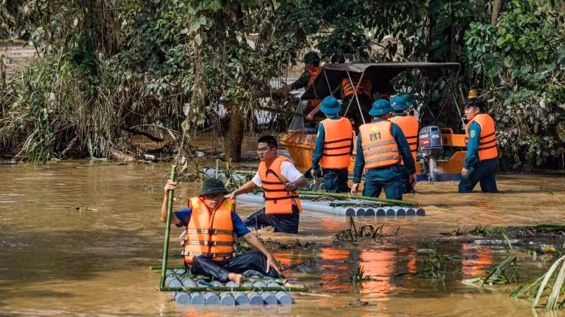 Các lực lượng chức năng triển khai tìm kiếm, cứu hộ nạn nhân bị lũ cuốn trôi tại công trường dự án đường cao tốc Đồng Đăng-Trà Lĩnh đầu tháng 10 vừa qua.