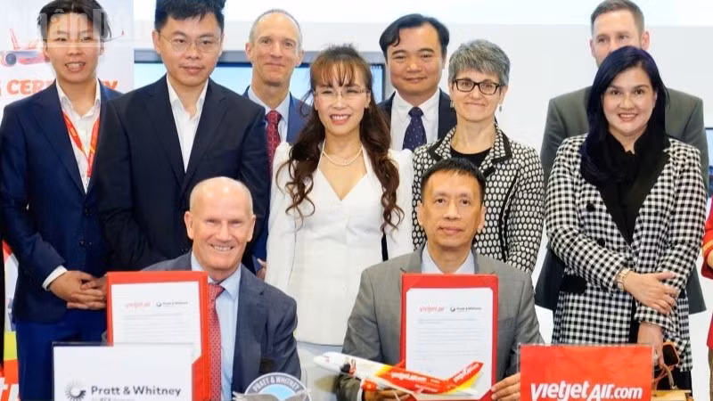 Giám đốc Điều hành Vietjet Nguyễn Thanh Sơn (phải) và ông Rick Deurloo, Chủ tịch & Tổng giám đốc của Pratt & Whitney (trái), trao thỏa thuận trang bị động cơ và dịch vụ động cơ cho 44 tàu bay A321neo và A321XLR với sự chứng kiến của Chủ tịch Vietjet, Tiến sĩ Nguyễn Thị Phương Thảo tại Singapore Airshow 2026.