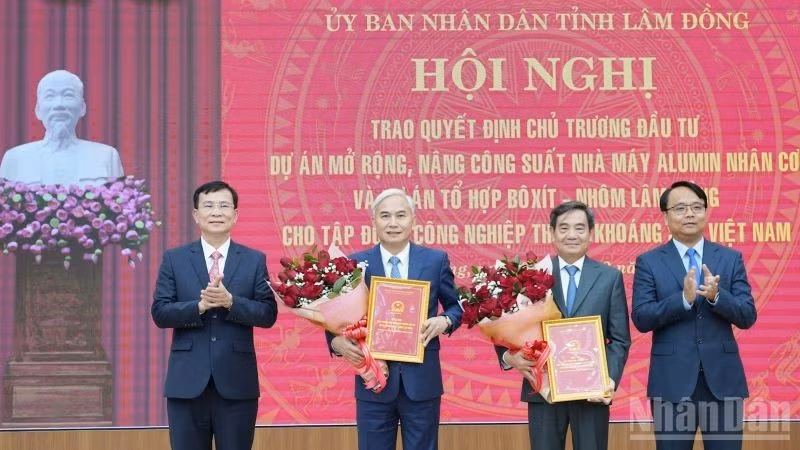 Lãnh đạo Ủy ban nhân dân tỉnh Lâm Đồng trao quyết định điều chỉnh chủ trương đầu tư dự án mở rộng, nâng công suất alumin, tổng mức đầu tư gần 60.000 tỷ đồng cho lãnh đạo TKV.