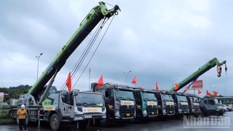 Tổng công ty Đầu tư phát triển đường cao tốc Việt Nam (VEC) khởi công dự án xây dựng mở rộng đoạn Yên Bái-Lào Cai thuộc tuyến cao tốc Nội Bài-Lào Cai.