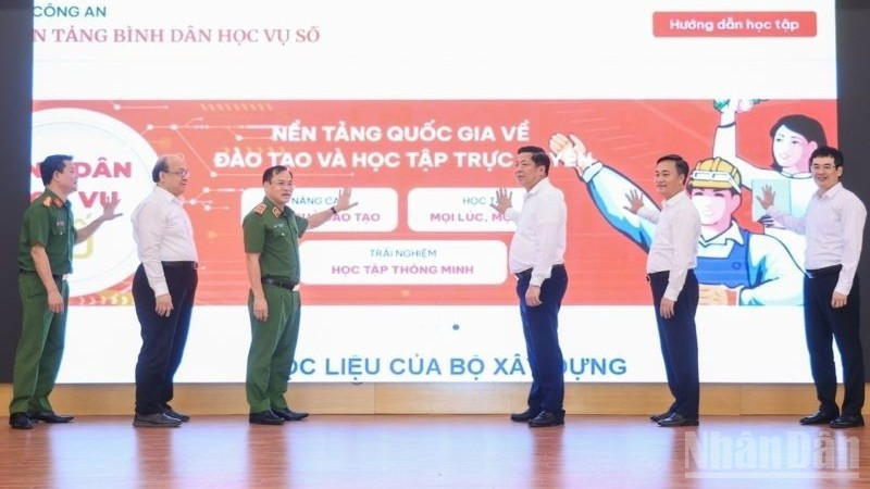 Bộ trưởng Xây dựng Trần Hồng Minh (thứ 3 từ phải sang) cùng lãnh đạo các bộ, ngành, đơn vị liên quan nhấn nút nền tảng quốc gia về đào tạo và học tập trực tuyến.
