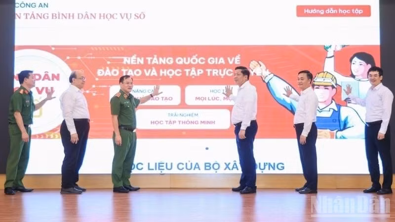 Bộ trưởng Xây dựng Trần Hồng Minh (thứ 3 từ phải sang) cùng lãnh đạo các bộ, ngành, đơn vị liên quan nhấn nút nền tảng quốc gia về đào tạo và học tập trực tuyến.