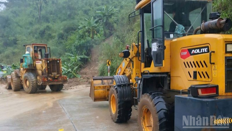 Khu Quản lý đường bộ III đã chỉ đạo lực lượng bảo trì đường Hồ Chí Minh tăng cường nhân lực, máy móc hót dọn các điểm sạt lở nhằm thông tuyến trong thời gian sớm nhất.