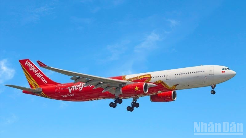Từ ngày 3/12/2025, Vietjet phục vụ bay Côn Đảo với 1 chuyến khứ hồi/ngày từ Hà Nội và 1 chuyến khứ hồi mỗi ngày từ Thành phố Hồ Chí Minh.