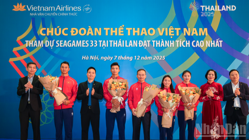 Đại diện Vietnam Airlines tặng hoa chúc mừng và động viên các vận động viên tại lễ tiễn đoàn trước giờ khởi hành tham dự SEA Games 33 tại Thái Lan.
