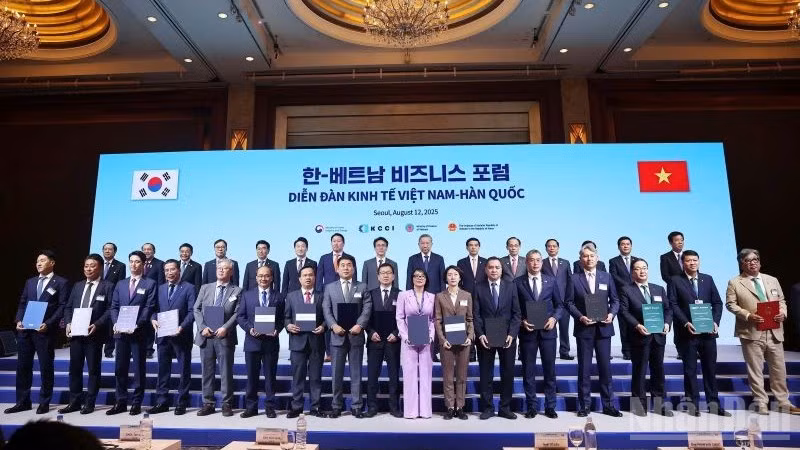 Ông Đặng Ngọc Hòa, Chủ tịch Hội đồng quản trị Vietnam Airlines cùng SaigonTourist trao biên bản hợp tác với KTO và Hanatour trong lĩnh vực hợp tác phát triển du lịch.