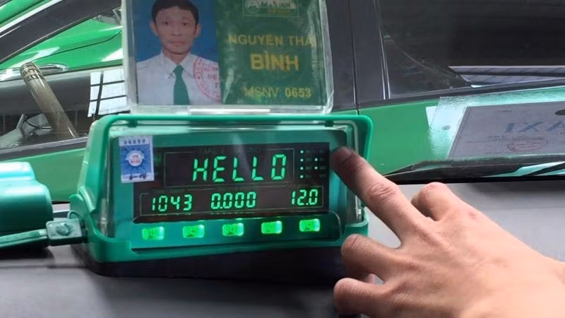 Đồng hồ tính tiền của các hãng taxi hiện nay đơn thuần có 2 chức năng đo đếm chiều dài quãng đường và tính ra số tiền, chưa phải là máy tính tiền (theo dạng máy POS).